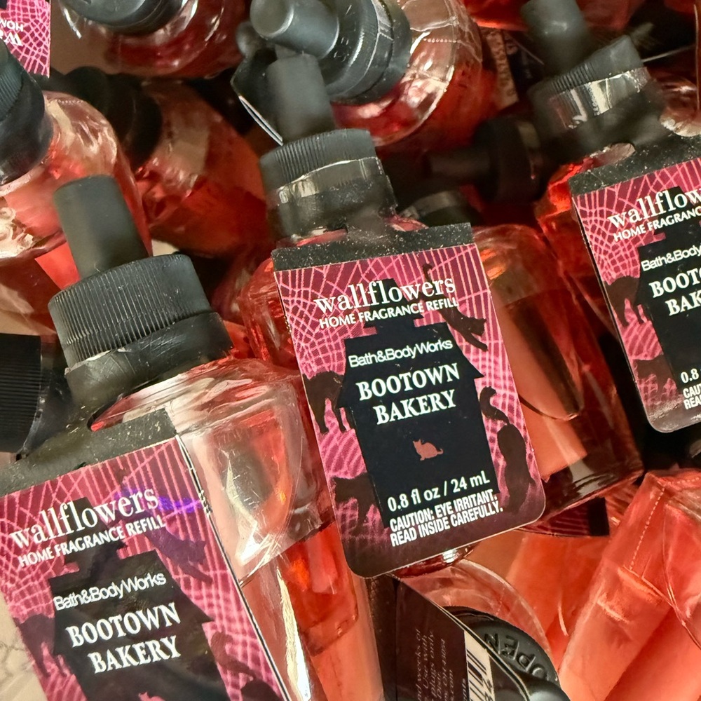 5 Bath & Body Works Wallflowers Refill - Bootown Bakery (pink, black)